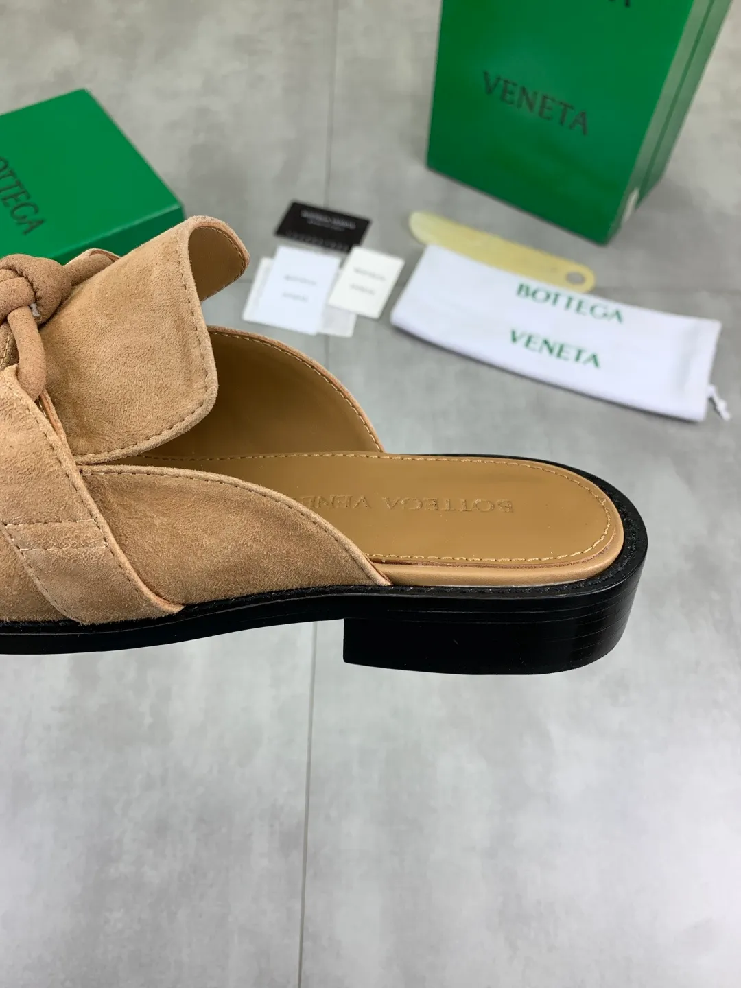Men's shoes 💰P800 [New model] (genuine leather outsole) water-dyed cow lining 💰High-quality business couple half-slip leather shoes 💎💎💎 BOTTEGA VENETA official website synchronizes the latest top version of BV in the market, accepts material comparison, shoe type comparison, process comparison, practical and textured, versatile and suitable for any occasion, the more you look at it, the more flavorful it becomes. Purely hand-knitted craftsmanship - Upper material, calfskin imported from Italy 🇮🇹 - High-quality water-dyed cowhide lining - Original private model customized leather outsole -Size: Female 35-39 (40 ordered) Male 39-44 (38 45 can be customized) Color: Multiple colors available